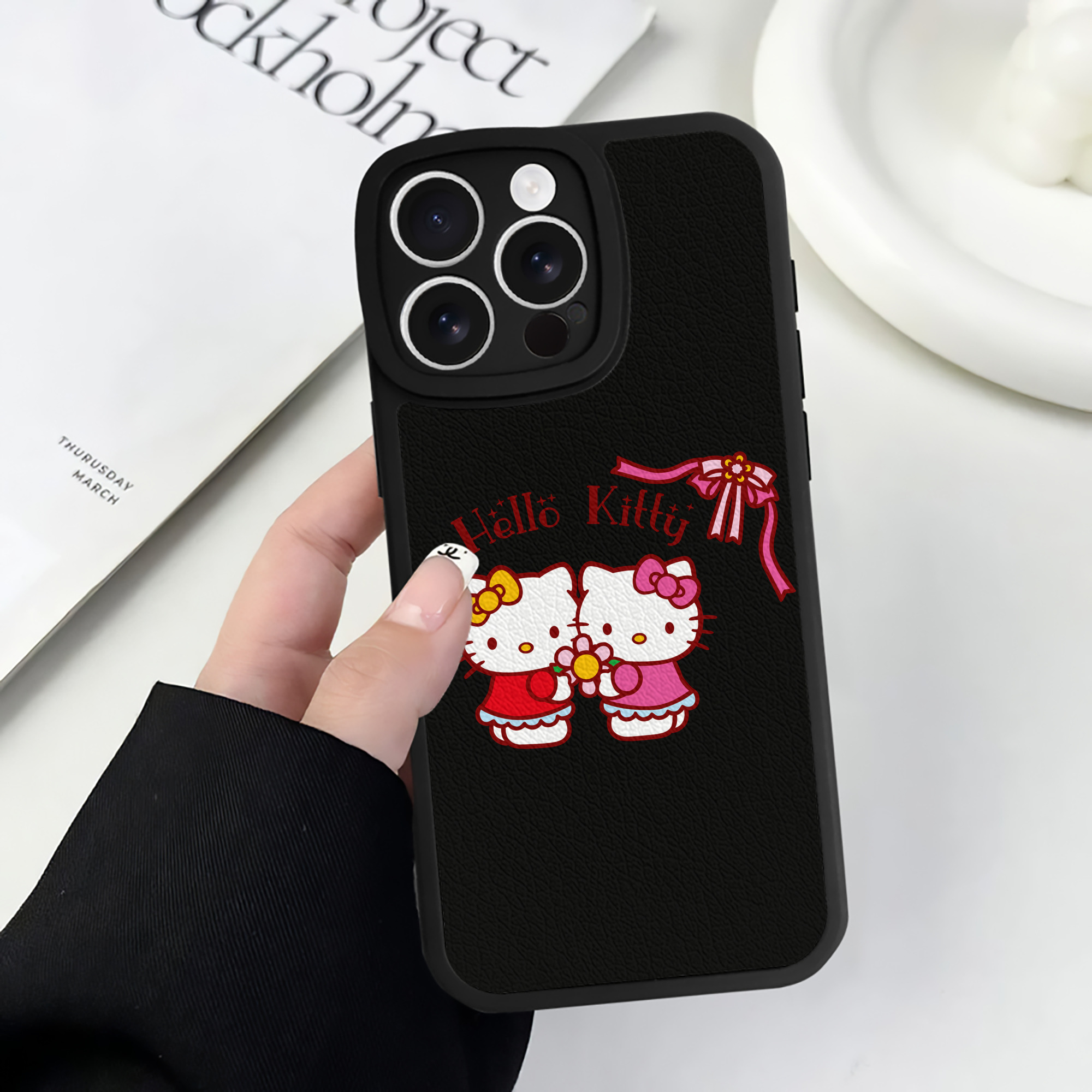 （画像用） Hello Kitty ハローキティ 【iPhone 16シリーズ対応】シリコンスマホケース（レザー調） 材質：シリコン